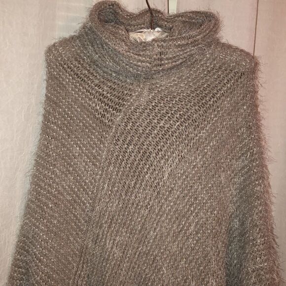 Signature OSFM Tan Cream Knit Eyelash Diagonal Turtleneck Poncho with Tassels - Picture 3 of 10